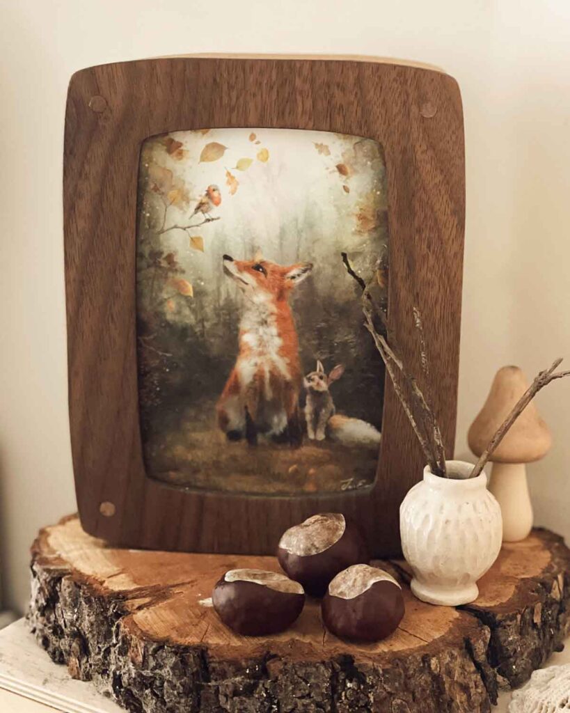 Waldorf-style wooden lamp with FSC-certified materials – seasonal art cards glow gently from within.